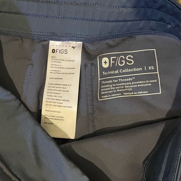 NEW FIGS SCRUBS SET XS TOP/BOTTOMS - Picture 4 of 5